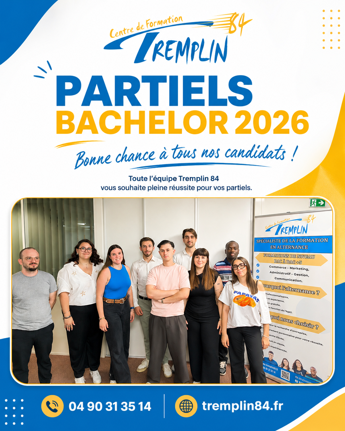 Classe de bachelor posant pour leur dernier examen de partiel