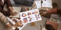 collaborateurs qui travaillent en groupe