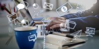 ordinateur avec icônes communication