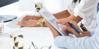 deux femmes qui travaillent à un bureau
